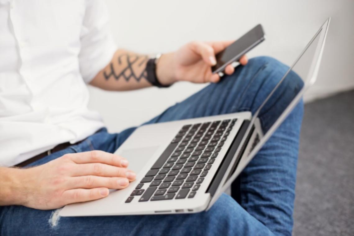 Espacio de trabajo profesional mostrando planificación financiera